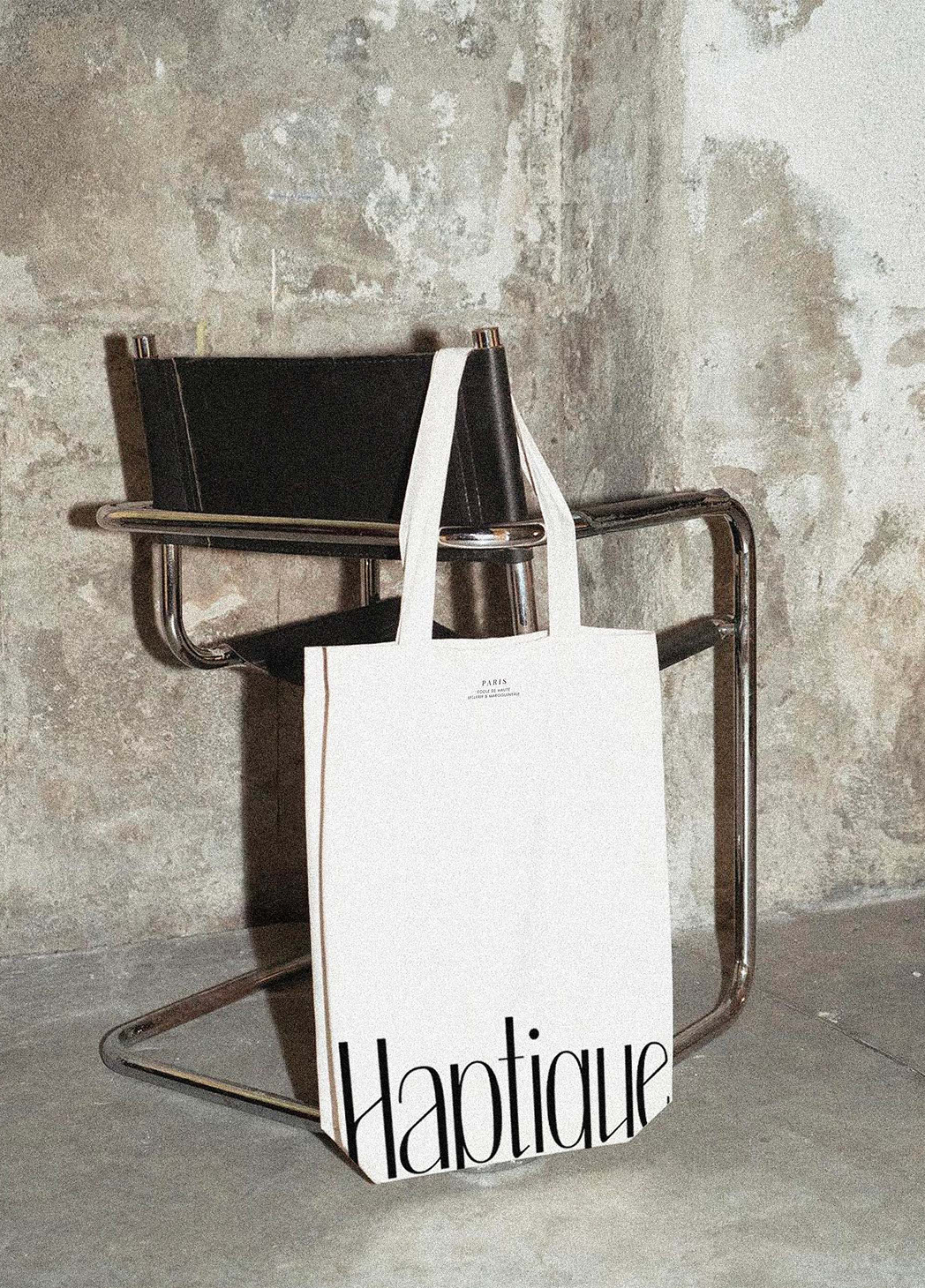 sac-haptique 1 Projet Branding design pour Haptique, un atelier et centre de formation professionnelle dédié aux techniques de la sellerie-maroquinerie. Logiciels Illustrator Indesign Photoshop Compétences Web design Graphisme Direction artistique